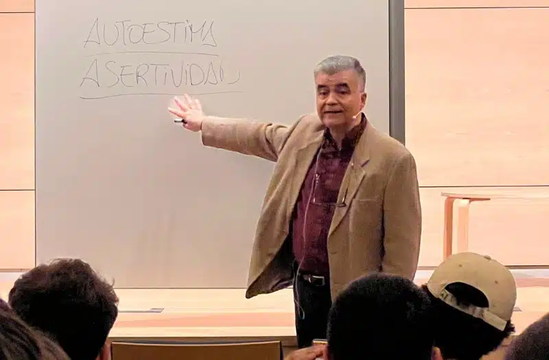 Fernando Villadangos en su charla sobre la salud mental en escuela internacional de gerencia en Granada
