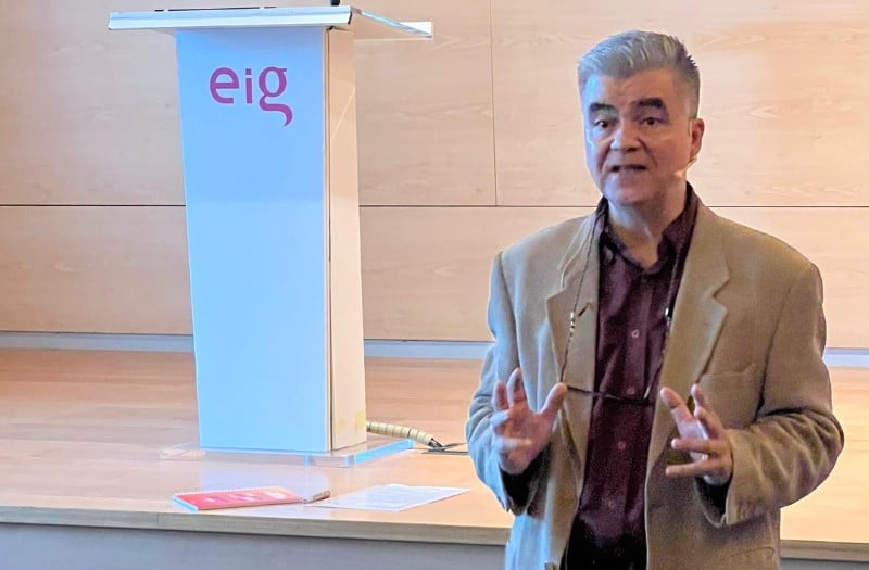 Fernando Villadangos impartiendo una charla sobre salud mental a estudiantes de la escuela internacional de gerencia en Granada